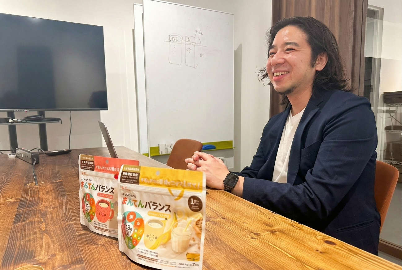 人, 屋内, テーブル, 男 が含まれている画像
AI 生成コンテンツは誤りを含む可能性があります。